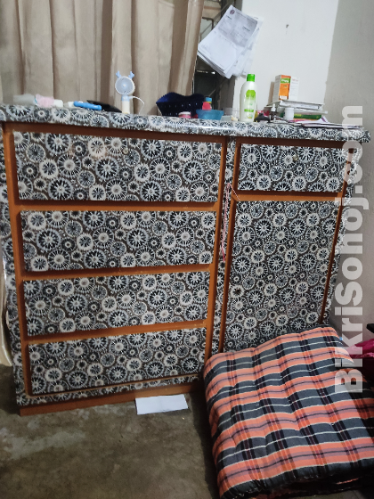 একটি ওয়ারড্রব ও একটি ড্রেসিং টেবিল